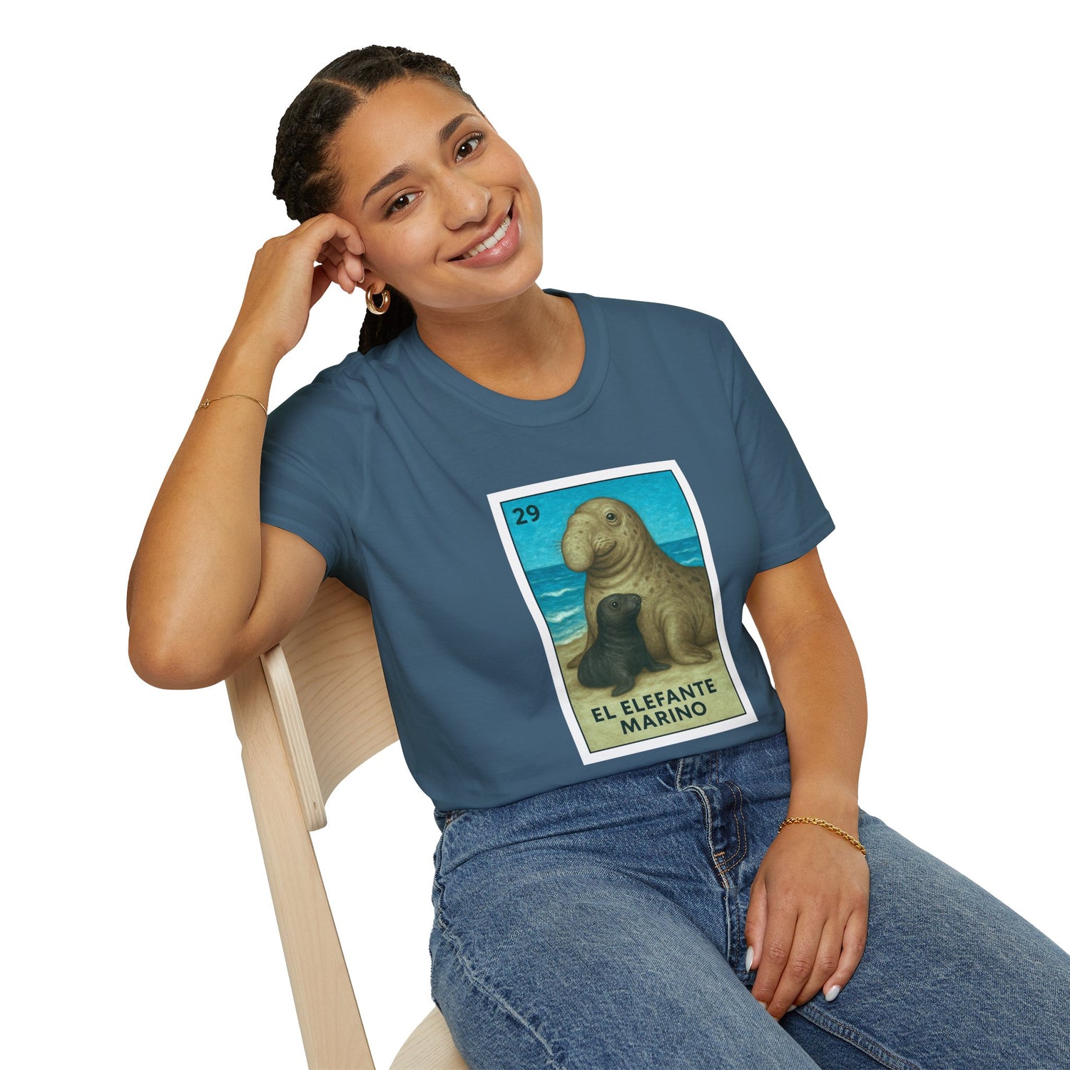 Elephant Seal Lotería Unisex - Soft Style U.S. Cotton T-Shirt (El Elefante Marino)